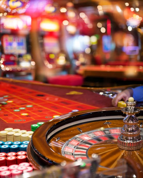 Antarmuka aplikasi mobile assassin menampilkan pertandingan Liga 1 dan opsi permainan live dealer